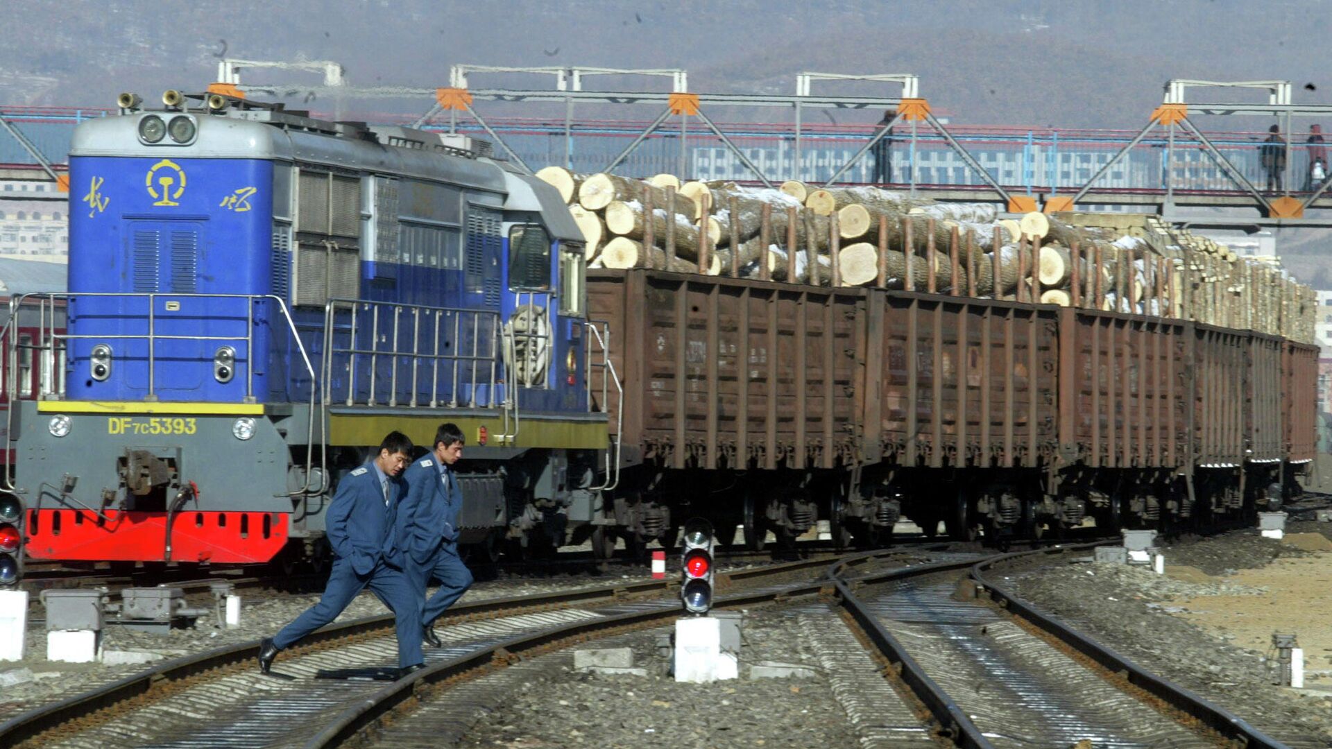 Железнодорожные рабочие возле поезда, перевозящего древесину, импортируемую из России, на железнодорожной станции в Суйфэньхэ, Китай - РИА Новости, 1920, 30.09.2020