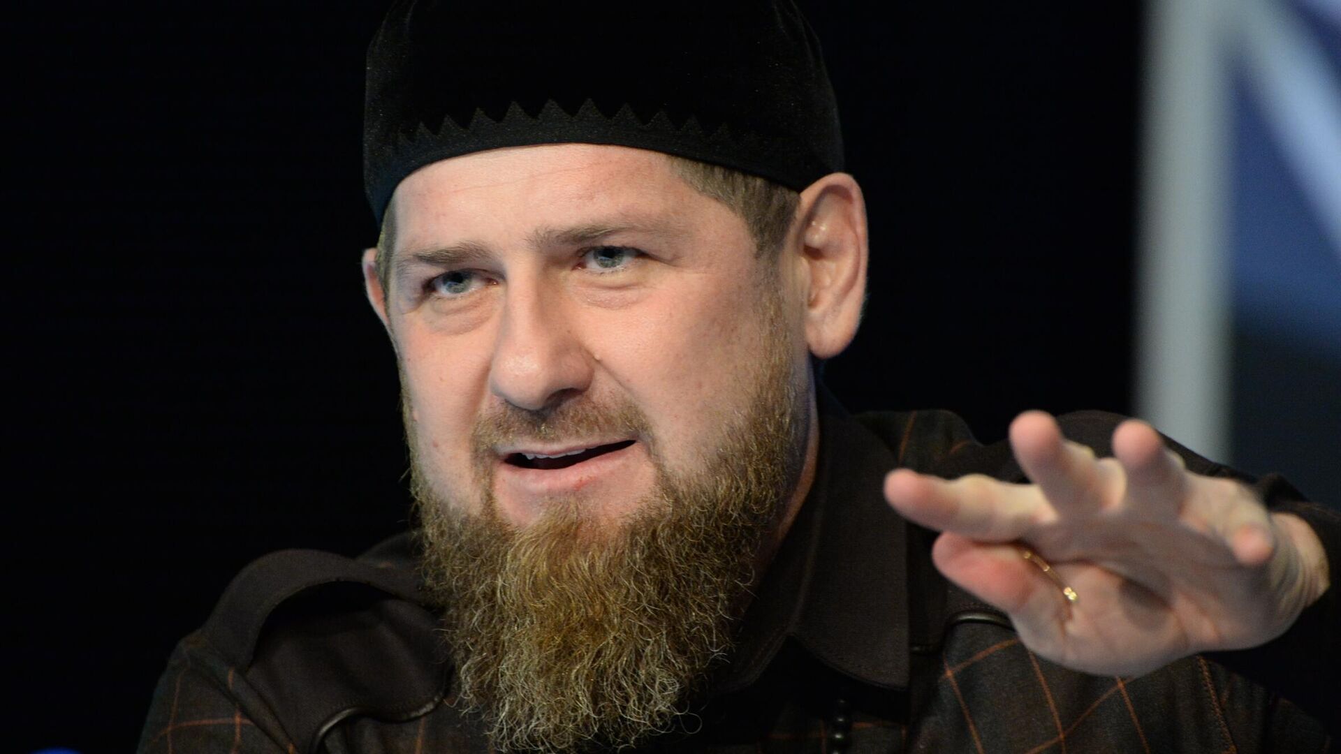 Глава Чеченской Республики Рамзан Кадыров на пресс-конференции в студии телеканала Грозный - РИА Новости, 1920, 01.04.2021