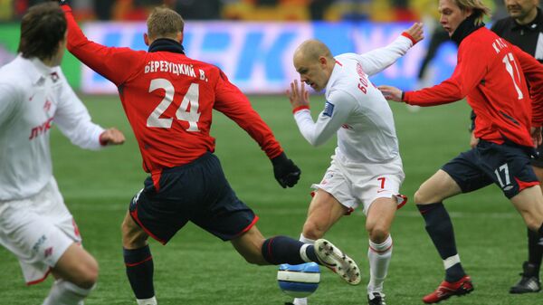 Футболисты Василий Березуцкий (слева), Денис Бояринцев (в центре) и Милош Красич во время матча за Суперкубок России