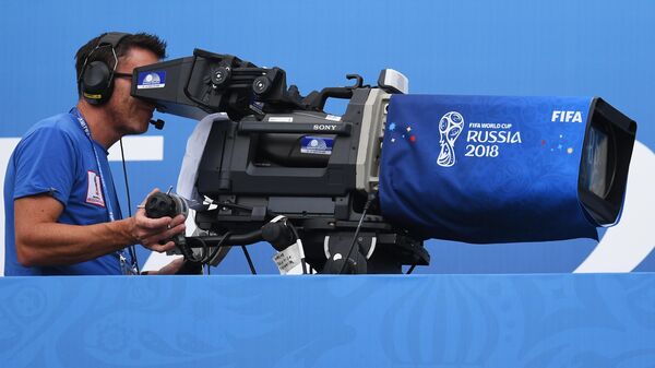 Видеооператор снимает матч чемпионата мира по футболу в России