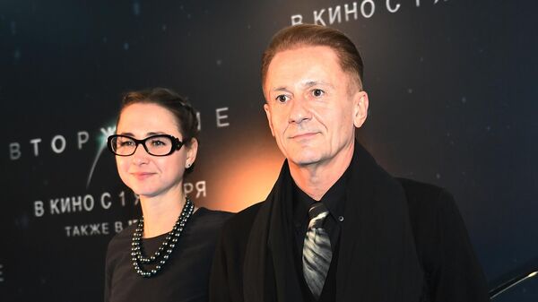 Актер Олег Меньшиков с супругой, актрисой Анастасией Черновой на премьере фильма Вторжение 