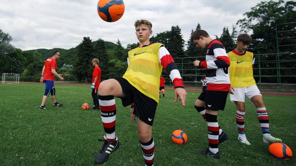 Дети занимаются футболом во Всероссийском детском центре Орлёнок