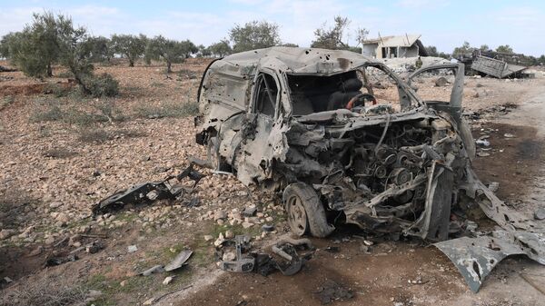 Обстрелянный автомобиль на дороге в город Джарджаназ в сирийской провинции Идлиб