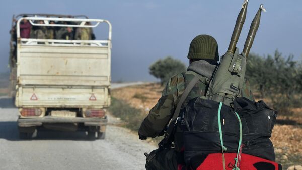 Солдаты сирийской армии после освобождения города Джарджаназ от боевиков в провинции Идлиб