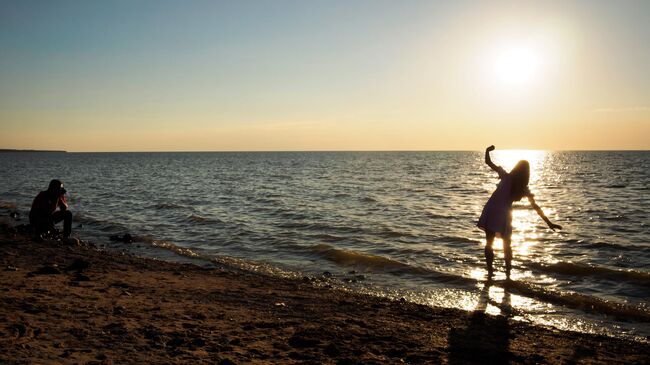 Отдыхающие на берегу Азовского моря в курортном городе Ейск