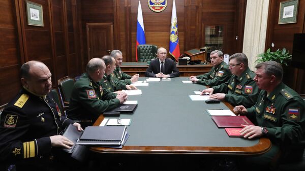 Президент РФ Владимир Путин во время встречи с командующими войсками военных округов и Северным флотом