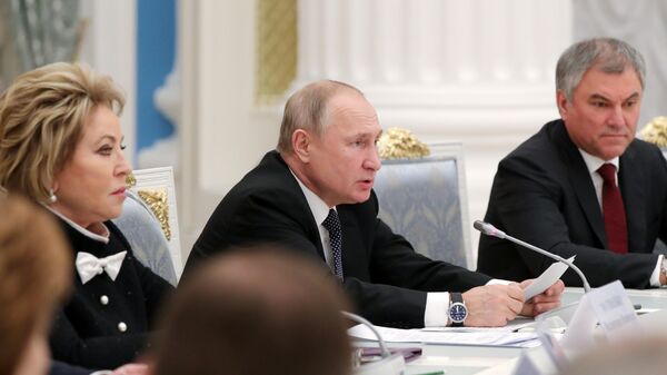 Президент РФ Владимир Путин проводит встречу с руководством Государственной Думы РФ и Совета Федерации РФ