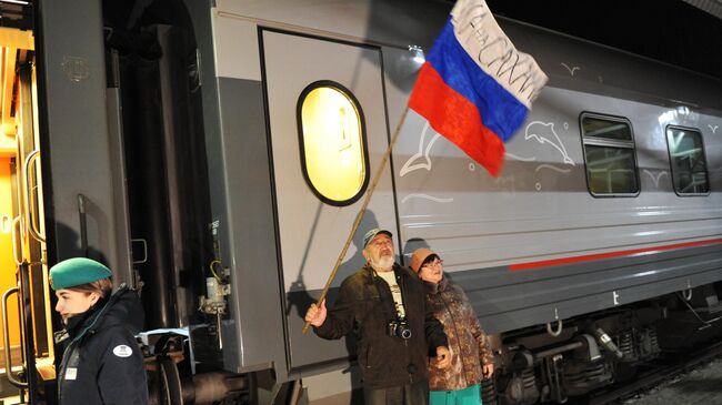 Первый пассажирский поезд Санкт-Петербург - Крым