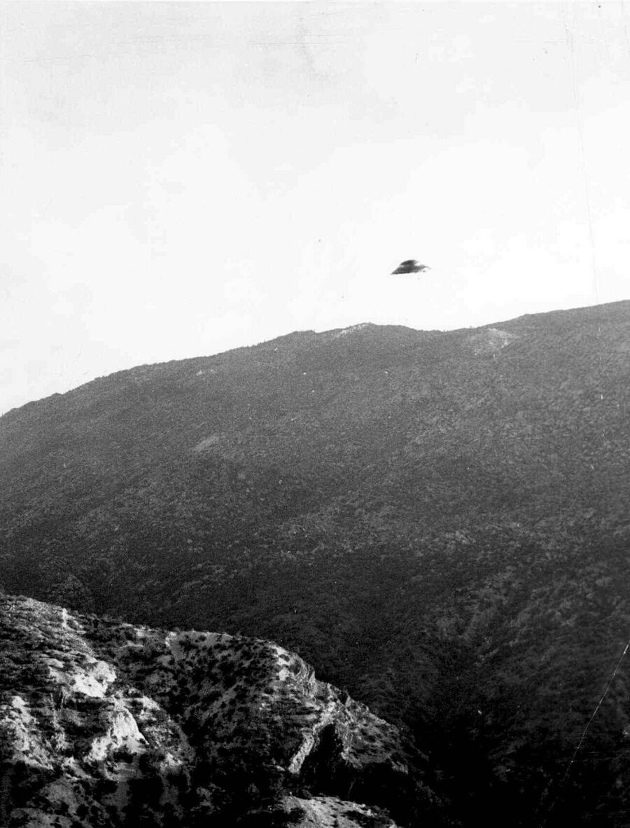 Фото, показывающее предположительно летающую тарелку, снято в 1951 году в Калифорнии. Расследование Синяя книга установило, что подавляющее большинство подобных фото было сознательной фабрикацией