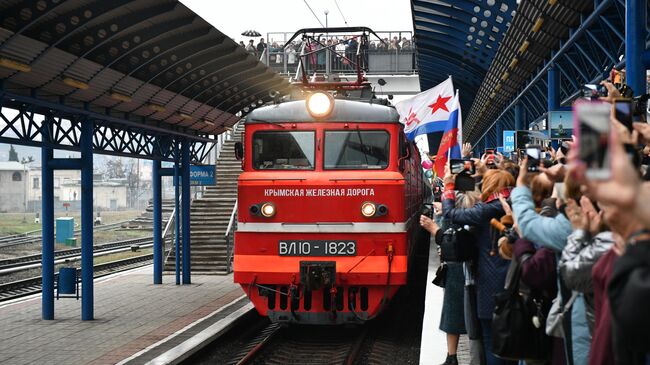 Поезд Таврия, следующий по маршруту Санкт-Петербург - Севастополь, пребывает на станцию Севастополь