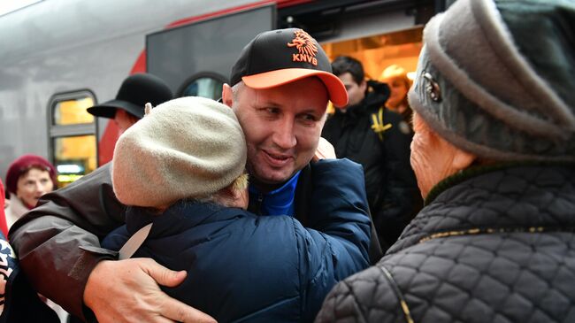 Пассажиры на перроне вокзала в Севастополе, куда прибыл поезд Таврия, проследовавший по маршруту Санкт-Петербург - Севастополь