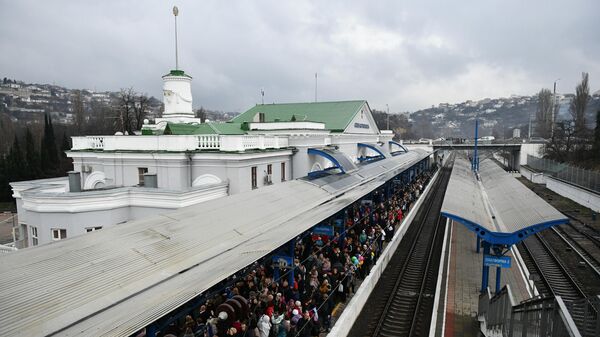 Встречающие ждут прибытия поезда Таврия, следующего по маршруту Санкт-Петербург - Севастополь, на перроне вокзала в Севастополе