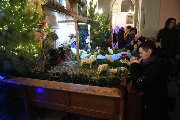 Верующие возле рождественского вертепа в римско-католическом кафедральном соборе Святого Имени Пресвятой Девы Марии в Минске