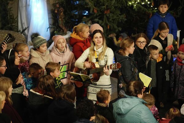 Группа певчих во время рождественской мессы в римско-католическом соборе Святого Адальберта в Калининграде