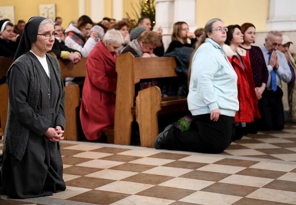 Верующие во время Рождественской мессы в римско-католическом кафедральном соборе Непорочного Зачатия Пресвятой Девы Марии в Москве