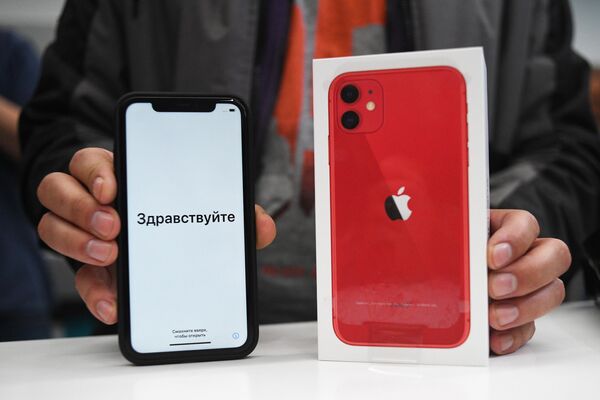 Новый смартфон компании Apple в руках покупателя в магазине re:Store в Москве Новый смартфон компании Apple в руках покупателя в магазине re:Store в Москве