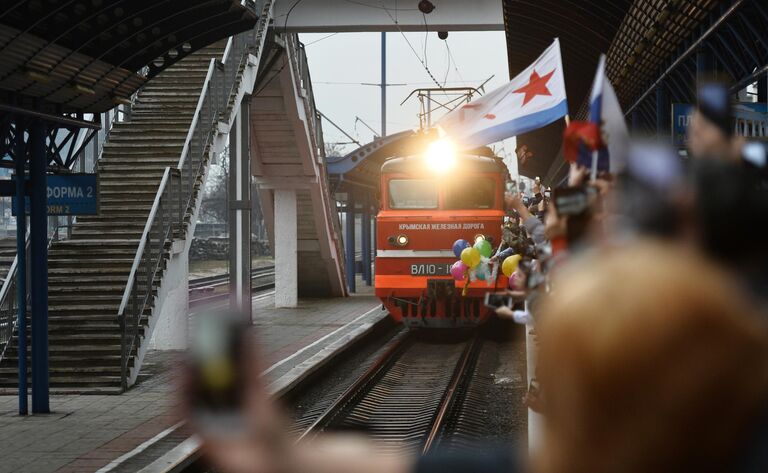 Поезд Таврия, следующий по маршруту Санкт-Петербург - Севастополь, пребывает на вокзал Севастополя