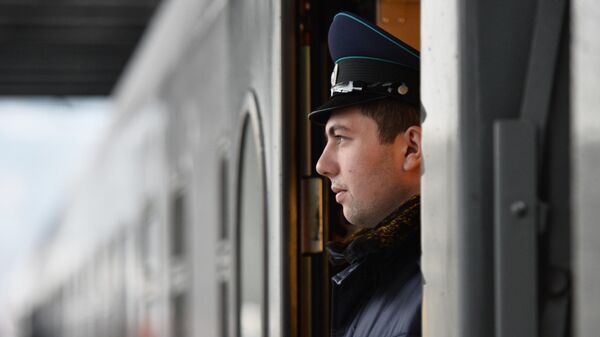Проводник в вагоне поезда Таврия на вокзале в Севастополе