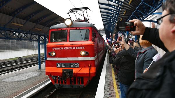 Поезд Таврия, следующий по маршруту Санкт-Петербург - Севастополь, пребывает на вокзал Севастополя