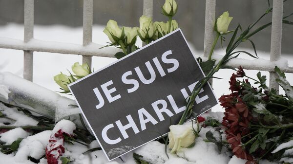Цветы и табличка с надписью Je suis Charlie у посольства Франции в Москве