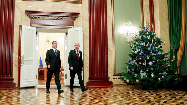 Президент РФ Владимир Путин и председатель правительства РФ Дмитрий Медведев на предновогодней встрече с членами правительства РФ