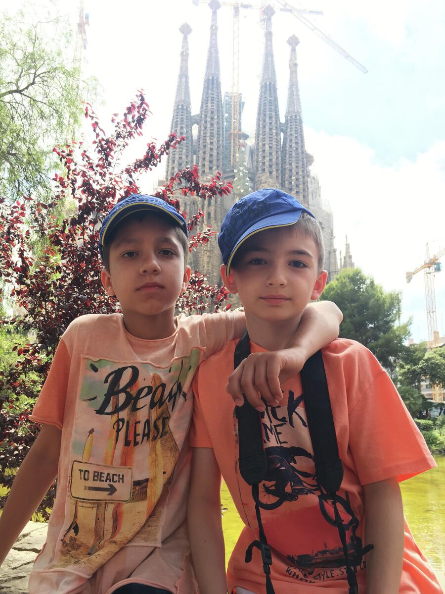 Сыновья Арджун и Микаил в Барселоне, Испания