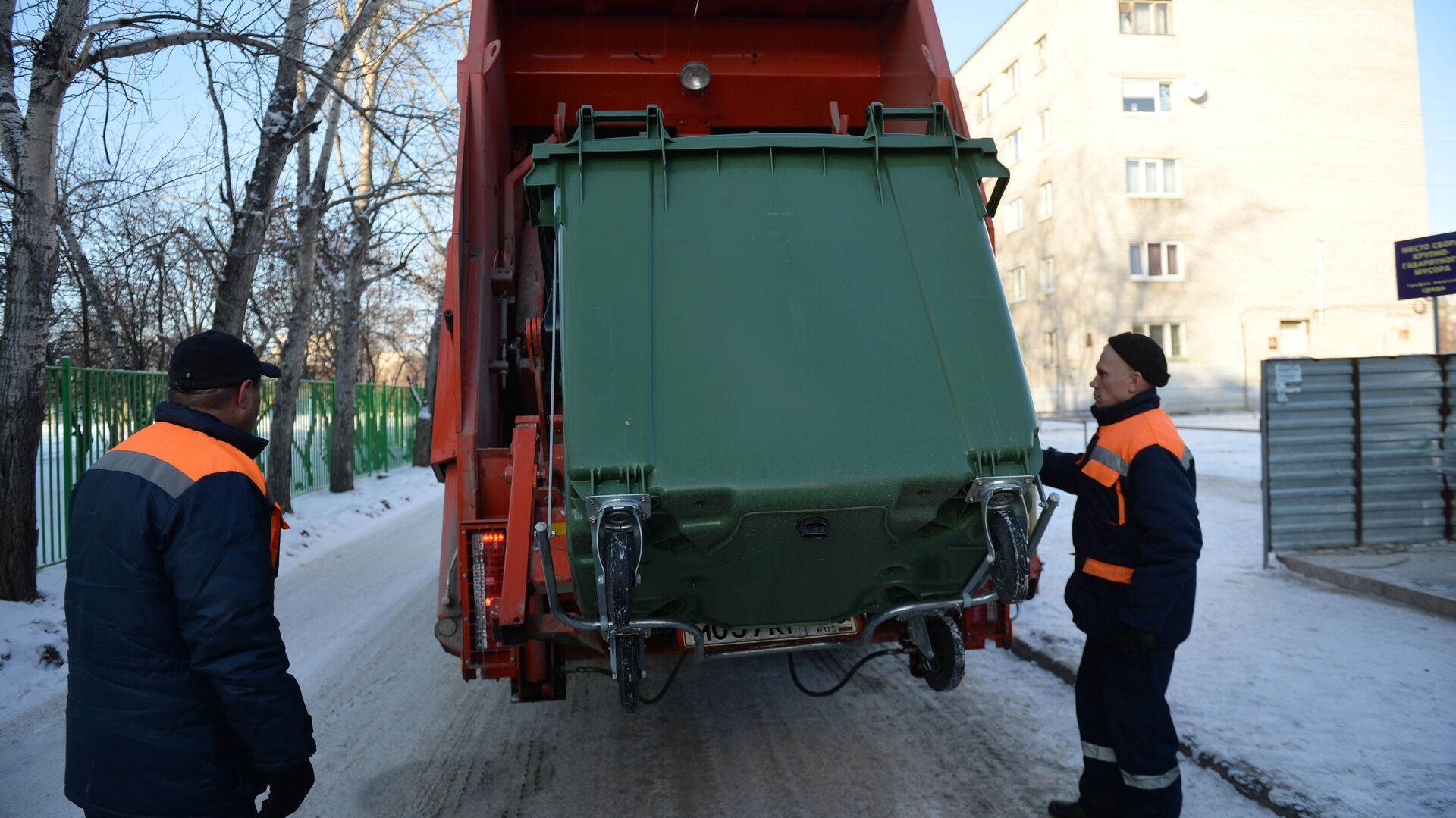 Вывоз отходов с контейнерной площадки на мусоросортировочный комплекс - РИА Новости, 1920, 25.12.2019