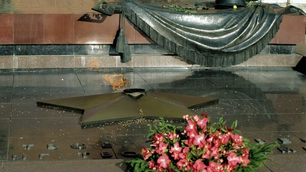 Вечный огонь на Могиле Неизвестного Солдата в Александровском саду в Кремле.