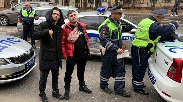 Хип-хоп-исполнитель Паша Техник (Павел Ивлеев) на месте его задержания сотрудниками ДПС