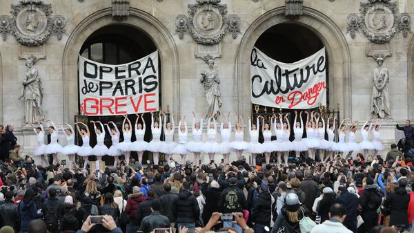 Балерины станцевали Лебединое озеро против пенсионной реформы, Париж
