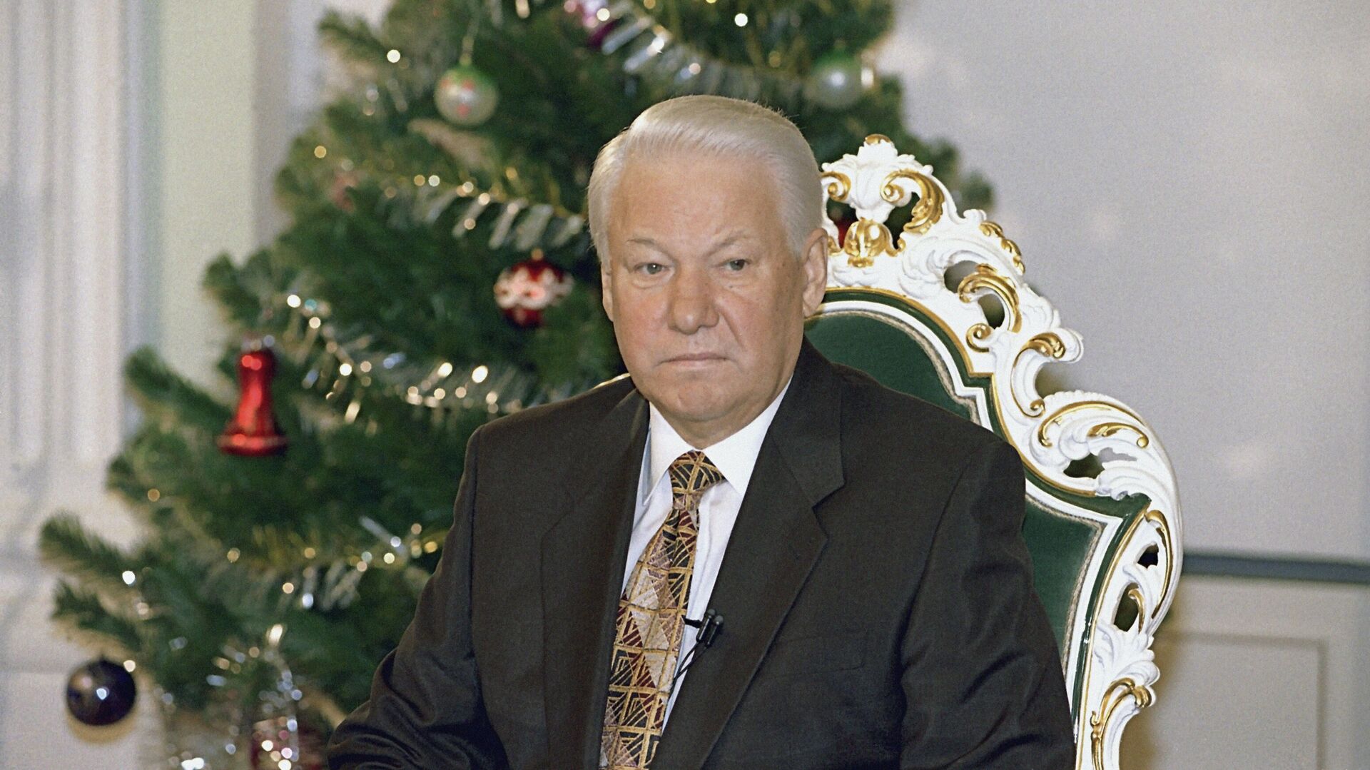Президент РФ Борис Николаевич Ельцин выступает с традиционным новогодним обращением к гражданам России в канун 1997 года - РИА Новости, 1920, 31.12.2019