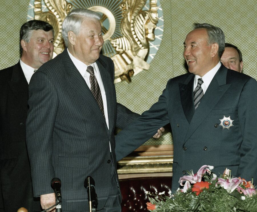 Президент РФ Борис Ельцин (2 слева) и Президент Казахстана Нурсултан Назарбаев (справа) во время встречи.