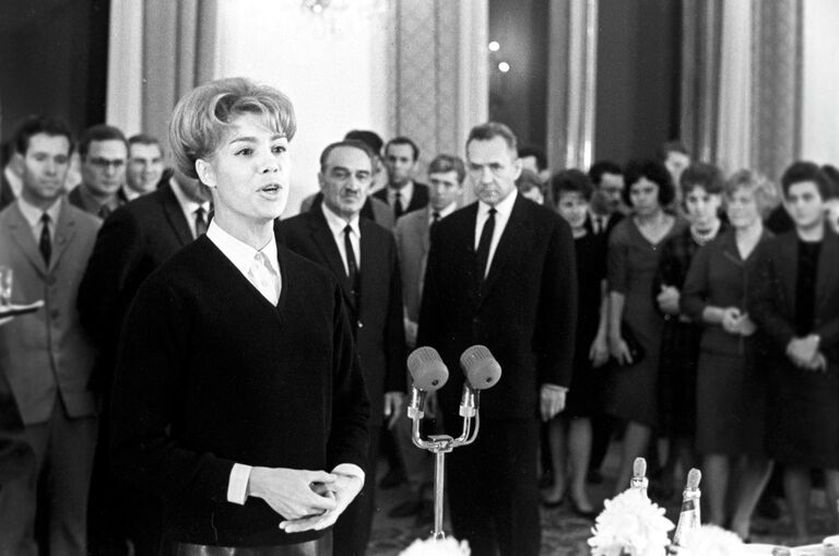 Гимнастка Лариса Латынина на приеме в честь советских спортсменов - участников XVIII летних Олимпийских игр. На дальнем плане в центре: Председатель Президиума Верховного Совета СССР Анастас Микоян, Председатель Совета Министров СССР Алексей Косыгин. Гимнастка Лариса Латынина на приеме в честь советских спортсменов - участников XVIII летних Олимпийских игр. На дальнем плане в центре: Председатель Президиума Верховного Совета СССР Анастас Микоян, Председатель Совета Министров СССР Алексей Косыгин.