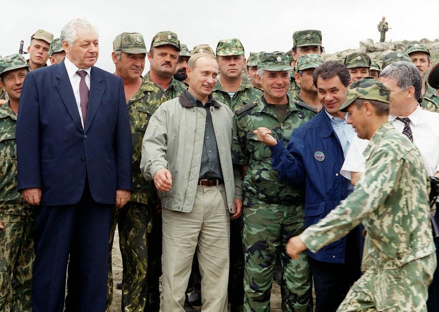 Премьер-министр России Владимир Путин и министр по чрезвычайным ситуациям России Сергей Шойгу на базе российских войск в горах Ботлихского района в Дагестане 27 августа 1999 года