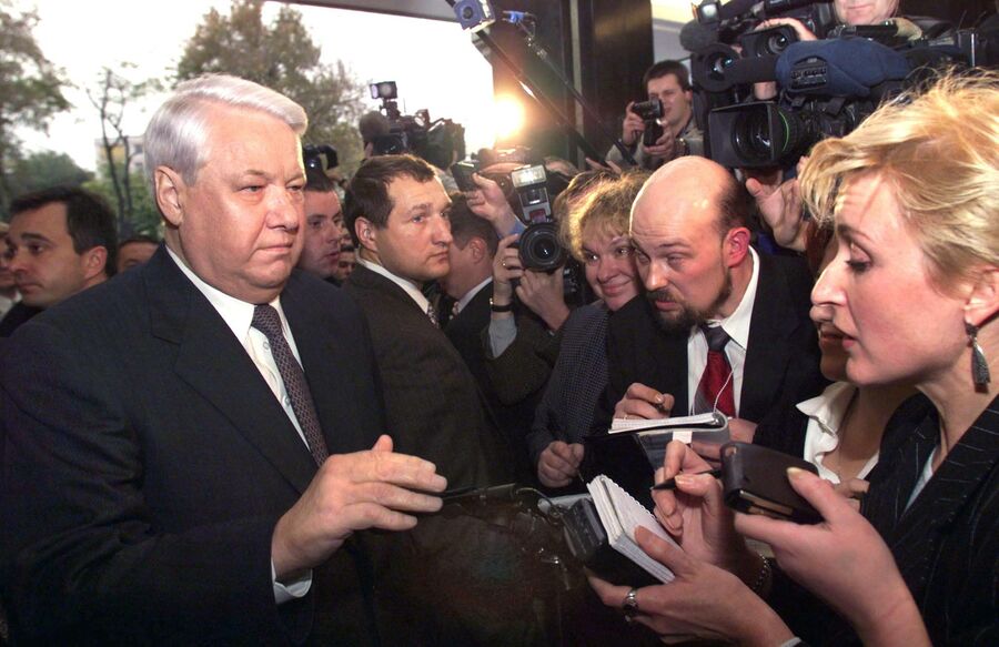 Президент России Борис Ельцин во время общения со СМИ в Стамбуле. 17 ноября 1999 года