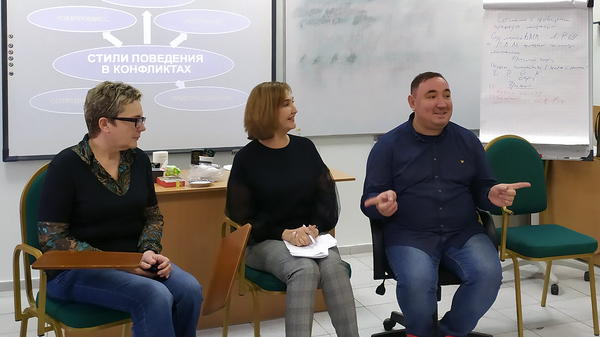Руководитель проекта Семейная медиация Максим Беляев во время занятий по семейной медиации