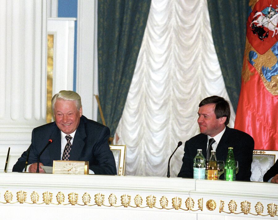Президент Борис Ельцин и глава администрации президента России Валентин Юмашев в Кремле