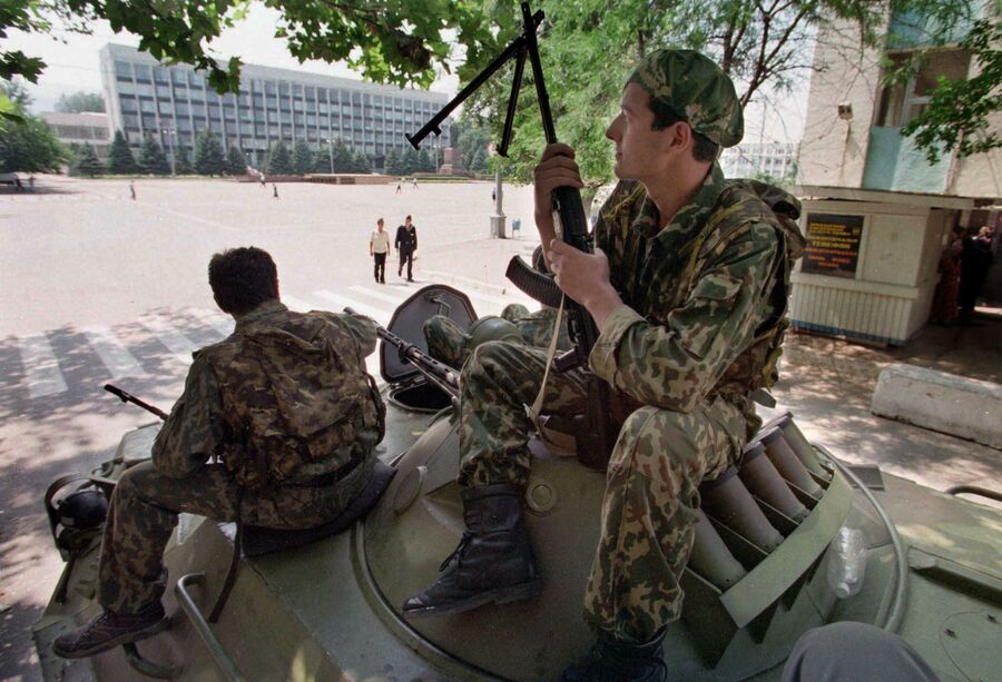 Солдаты Вооруженных сил России патрулируют улицы Махачкалы, Дагестан. 9 августа 1999 года