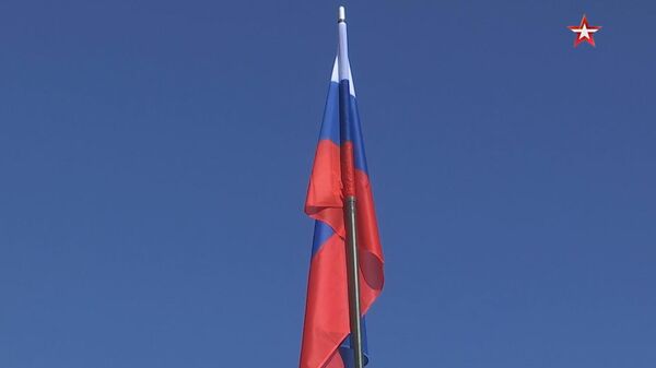 Поднятие флага России на опорным пунктом в Сирии