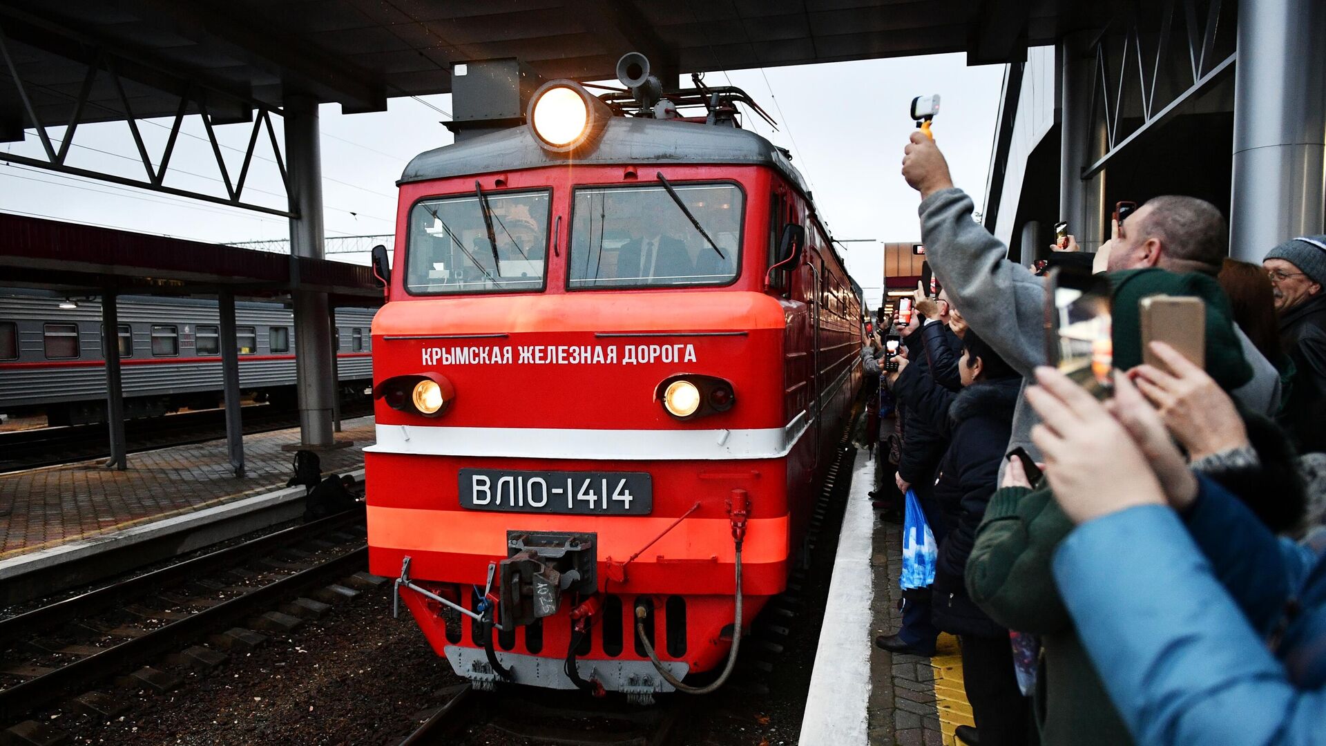 Встречающие на перроне вокзала в Симферополе, куда прибыл фирменный двухэтажный поезд Таврия (№27), проследовавший по маршруту Москва - Симферополь - РИА Новости, 1920, 22.04.2022