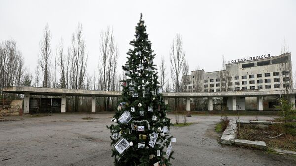 Новогодняя елка, установленная на главной площади Припяти впервые с 1985 года