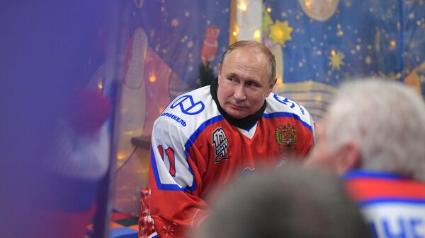 Президент РФ Владимир Путин в перерыве предновогоднего товарищеского матча Ночной хоккейной лиги на катке на Красной площади