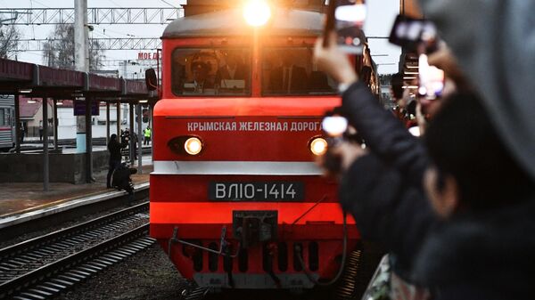 Прибытие пассажирского поезда в Симферополь