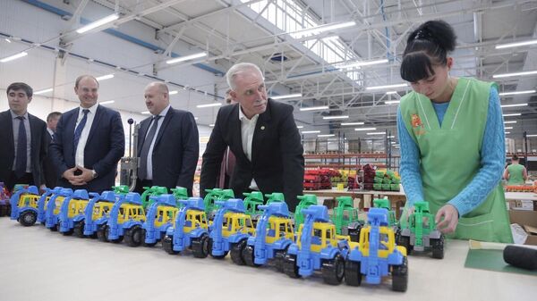 Губернатор Ульяновской области Сергей Морозов во время посещения завода по производству игрушек