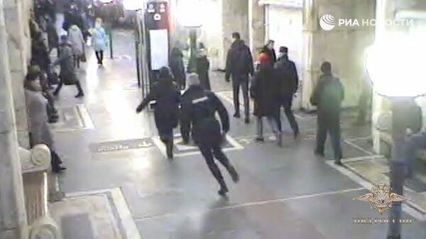 Кадры задержания пассажирки, напавшей на женщину в московском метро 
