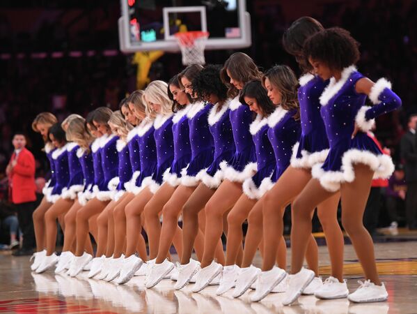 Чирлидеры команды The Los Angeles Lakers выступают в новогодних костюмах