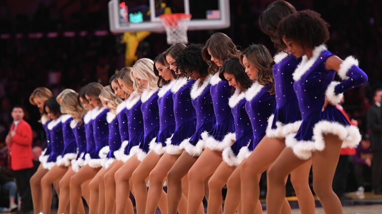 Чирлидеры команды The Los Angeles Lakers выступают в новогодних костюмах