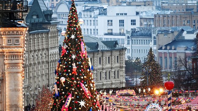 Новогоднее украшение центральных площадей и улиц Москвы