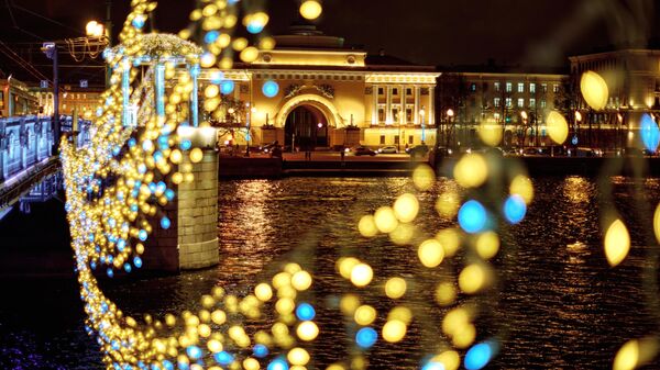 Вид на здание главного Адмиралтейства с Дворцового моста в Санкт-Петербурге