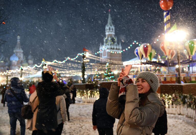 Прохожие на Красной площади в Москве